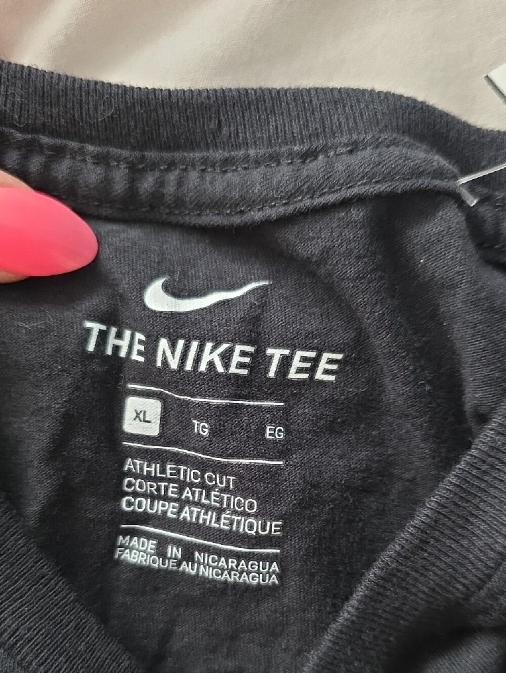 Nike Men’s Black T-Shirt with White Outline Logo - Picture 4 of 4
